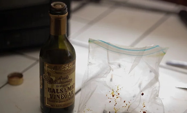 1. Этап. Грудинка куриная: Приготовьте маринад: соедините уксус, масло, травы, горчицу и измельченный лук, Отправьте маринад в пакет.