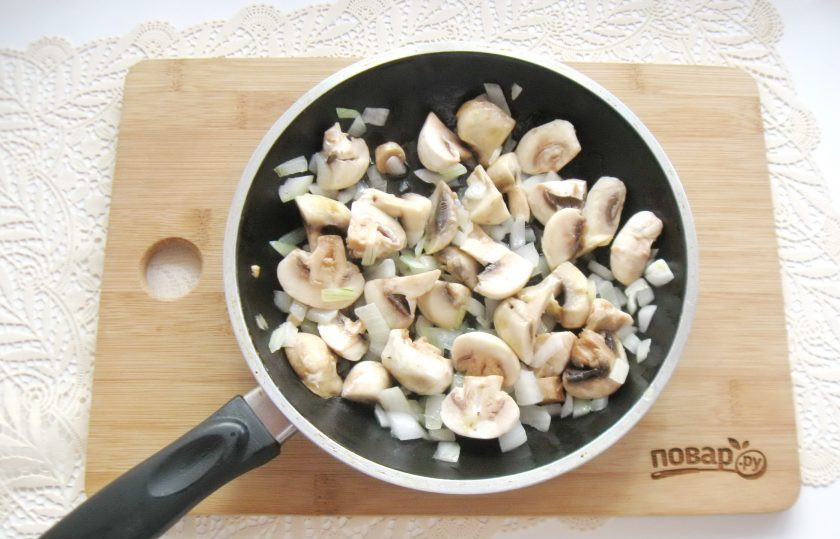 1. Этап. Тыква с грибами: Налейте растительное масло и обжаривайте грибы с шампиньонами пять-семь минут, периодически перемешивая.