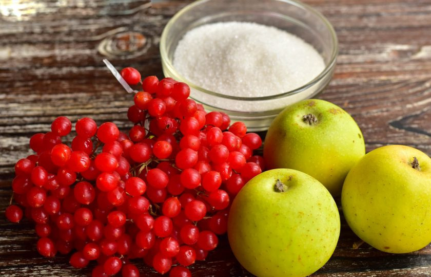 1. Этап. Варенье из яблок и калины: Подготовьте ингредиенты.