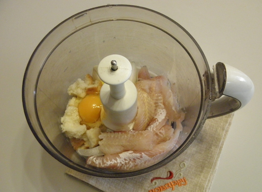 1. Этап. Рыбные котлеты на пару в мультиварке: В чашу блендера сложите рыбное филе, лук, хлеб, вымоченный в сливках, соль и яйцо. Измельчите все до состояния фарша.