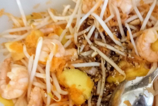 1. Этап. Тайский салат с креветками и манго: Залейте заправкой. Тщательно перемешайте.