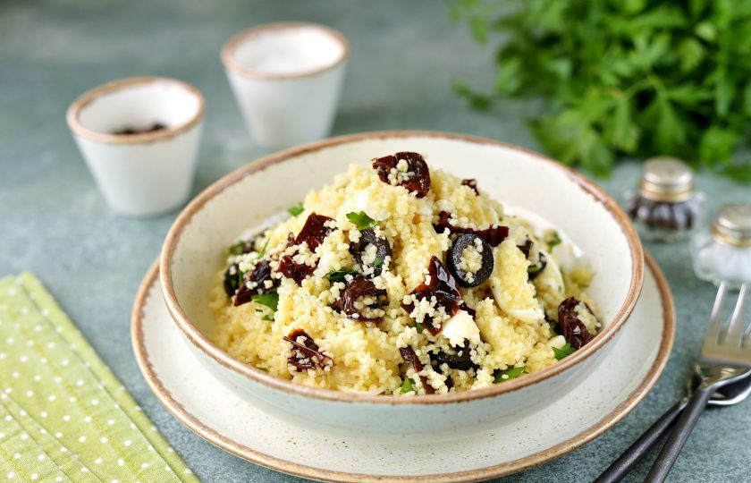 1. Этап. Кускус с вялеными томатами: Разложите готовый кускус с вялеными томатами по порциям и можно подавать к столу. Отлично сочетается с вареным, жареным или запеченным мясом. Приятного аппетита!