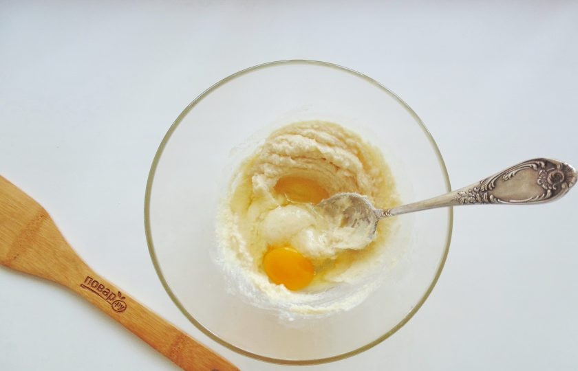 1. Этап. Пирог с орехами и вареньем: Добавьте в миску яйца.