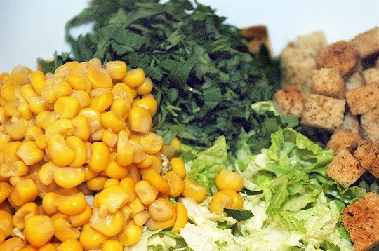 1. Этап. Салат из пекинской капусты без майонеза: 4. Туда же добавьте кукурузу, измельченную зелень и сухарики. Мелко нарежьте луковичку.