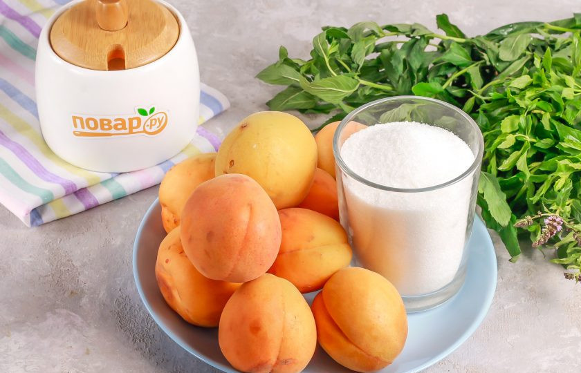 1. Этап. Абрикосы с сахаром на зиму: Подготовьте указанные ингредиенты. Абрикосы переберите, удалите подпорченные плоды и хвостики с фруктов.
