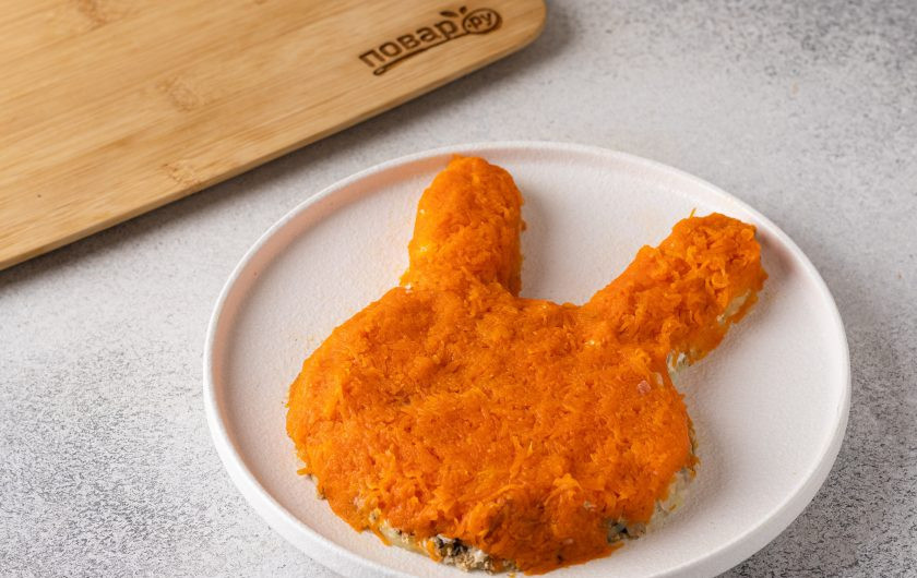 1. Этап. Вегетарианский салат в виде Кролика на Новый год 2023: Далее сделайте слой из моркови.