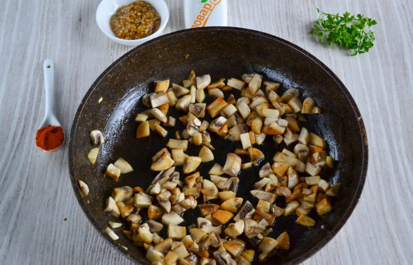 1. Этап. Домашняя колбаса с грибами: Обжарьте грибы в небольшом количестве растительного масла до золотистого цвета.
