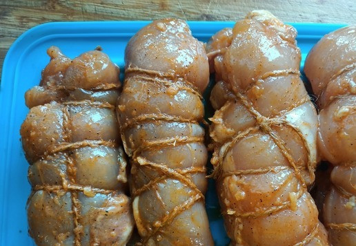 1. Этап. Грудка запеченнаяЗакусочная: По истечении этого времени грудку достать, обвязать шпагатом. Маринад не выливать, он нам пригодиться для глазирования грудки.