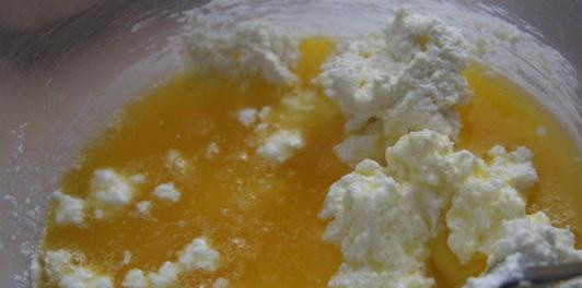 1. Этап. Пирожки с колбасой: Готовим тесто. Растопленное сливочное масло растираем с творогом. Добавляем сахар, соль и соду.