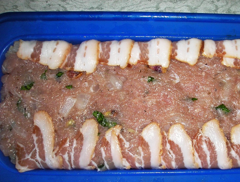 1. Этап. Запеканка с фисташками: Выложите фарш в форму поверх бекона и оберните свисающими краями бекона. Сверху накройте фольгой.