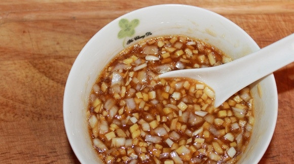 1. Этап. Соус для устриц: Перемешайте все ингредиенты в миске до растворения сахара.