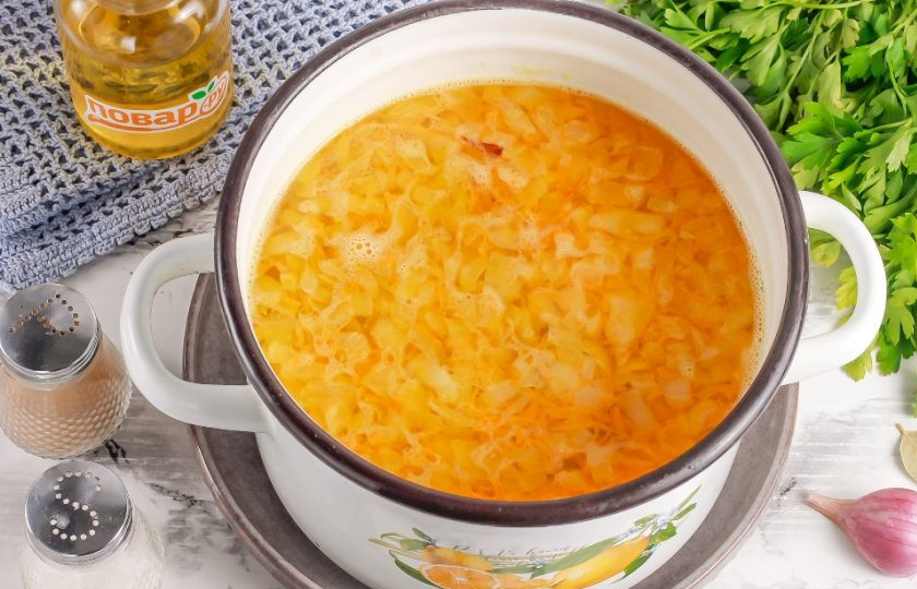 1. Этап. Борщ из печеной свеклы с вином: Выложите в кастрюлю с отварным картофелем овощную зажарку.