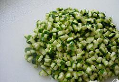 1. Этап. Рататуй с яйцом: Нарезать кабачки небольшими кусочками.