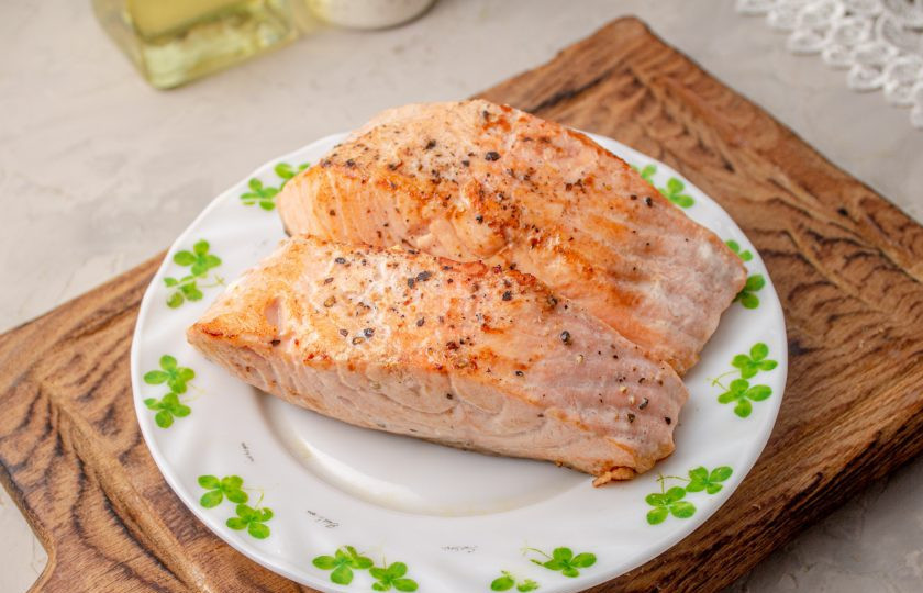 1. Этап. Лосось на подушке из шпината: Достаньте рыбу со сковороды и переложите на тарелку.