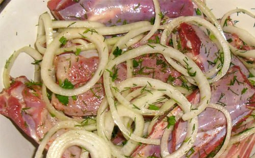 1. Этап. Ребрышки барбекю на мангале: Нарезать лук, зелень и все смешать с ребрышками. Маринуем час.