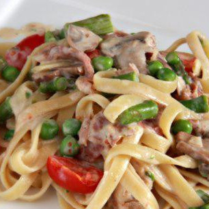 Феттучини со спаржей, зеленым горошком и ветчиной