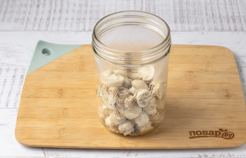 1. Этап. Маринованные шампиньоны с овощами: В банку выложите шампиньоны.