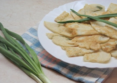 1. Этап. Блины из рисовой муки: 4. Такие блины перед подачей принято порезать на квадратики и остудить. Попробуйте!