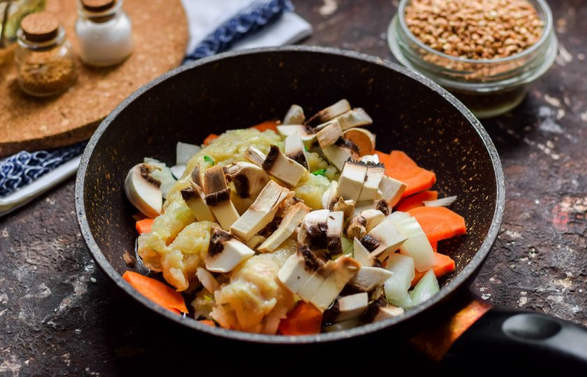 1. Этап. Гречка с фаршем и грибами: Шампиньоны сполосните и просушите, после нарежьте грибы небольшими кусочками и переложите в сковороду.