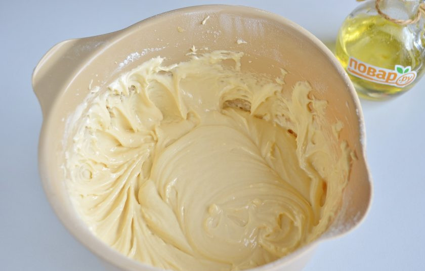 1. Этап. Брауни из тыквы: 5. В яичную массу добавьте мучную, хорошо миксером вымешайте.