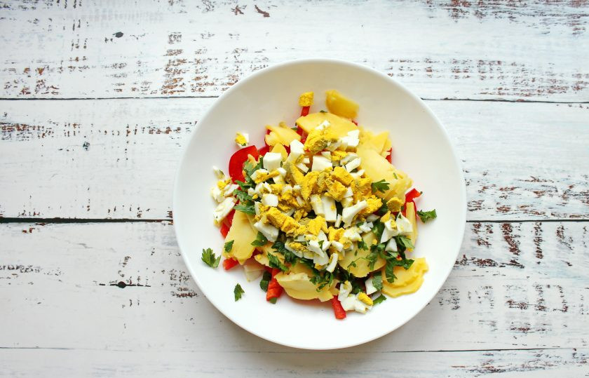 1. Этап. Салат с креветками Золотое море: Яйца очистите и порежьте, добавьте в салат.