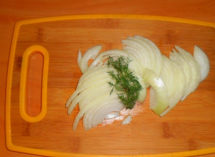1. Этап. Паштет из куриной печени с овощами: Лук нарезаю полукольцами, не слишком толстыми.