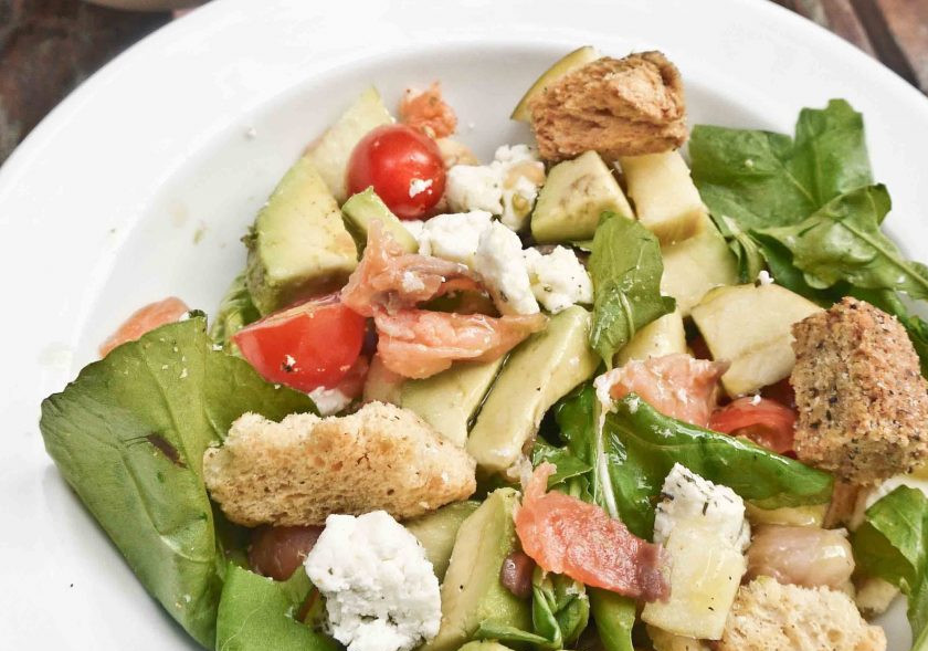 1. Этап. Салат с малосольной семгой: Добавьте в миску с ингредиентами козий сыр, сухарики, авокадо и семгу. Посолите все и заправьте оливковым или любым другим растительным маслом. Перемешайте и подавайте к столу.