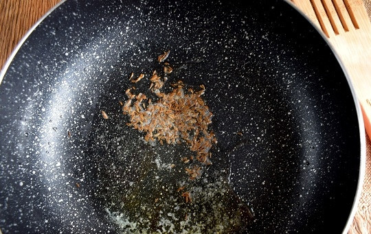 1. Этап. Гаджар Сабджи: Растопите на сковороде масло, добавьте семена кумина, обжарьте их до потрескивания. Добавьте имбирь, мед и куркуму.