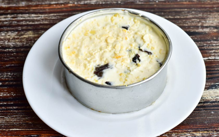 1. Этап. Салат Чебурашка с курицей: Их смажьте обильно майонезом и снимите формировочное кольцо.