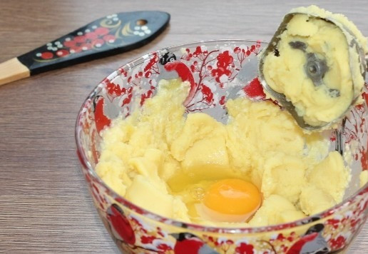 1. Этап. Картофельный рулет с консервированным тунцом: 3. Вбиваем в миску яйцо...