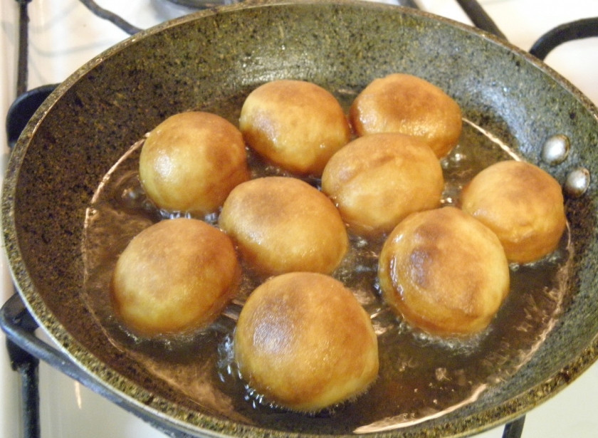 1. Этап. Пышки на кефире, жаренные на сковороде: Обжаривайте до румяного цвета.