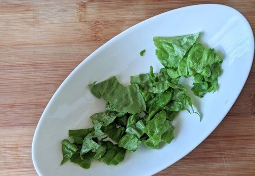 1. Этап. Салат Ворожея с тунцом и черносливом: Или делаем обычную подачу в салатниках. Кладём также порванные листья салата в салатник.