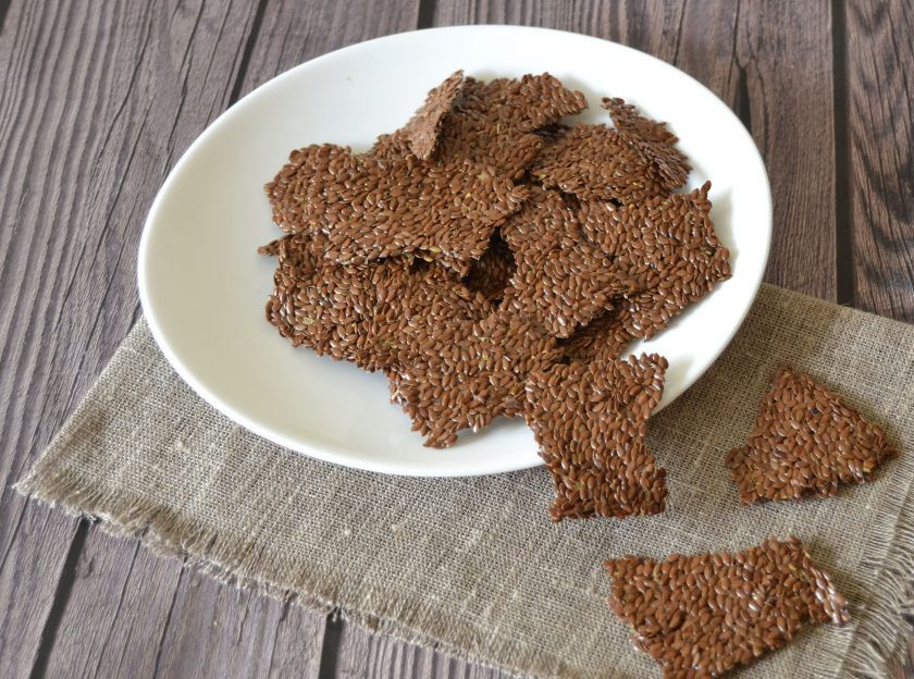 1. Этап. Льяные флаксы: После того, как вы окончательно достанете флаксы из духовки, наломайте руками в произвольной форме. Флаксы получились нереально вкусными, остановиться невозможно, было принято решение испечь еще одну партию флаксов.