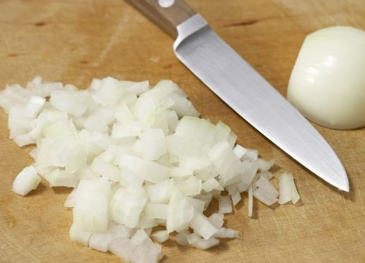 1. Этап. Баранина с овощами: Лук также почистите и нарежьте.