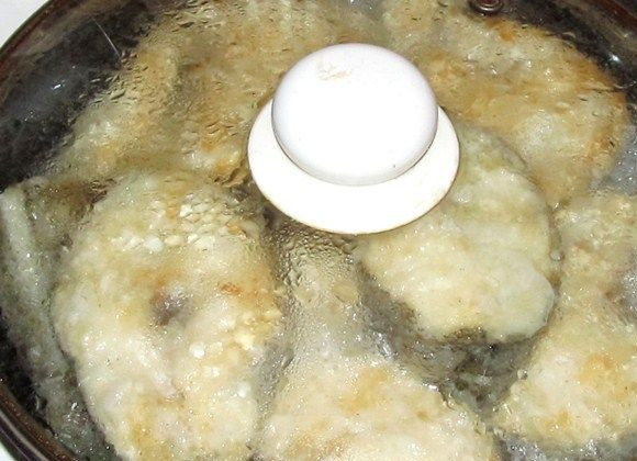 1. Этап. Треска, тушенная в сметане: После того как вы обжарите все кусочки трески, выложите их обратно в сковороду, добавьте сметану. Ее количество выбирайте по своему вкусу. Если возьмете сметаны побольше, получится своеобразная подлива, тоже очень вкусная. Тушить треску нужно минут 10-20 (в зависимости от толщины и количества рыбы). Готовым блюдо будет, когда мякоть легко отходит от кости и в ней нет розовых или красных прожилок.