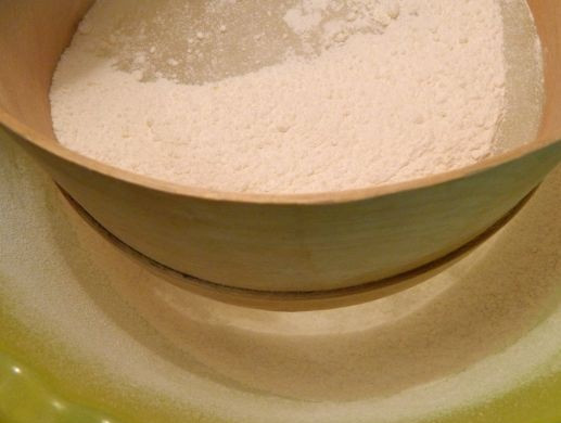 1. Этап. Пирог с яблочным джемом: 1. В глубокую мисочку просейте муку со щепоткой соли. Также при желании можете добавить ванилин для аромата.