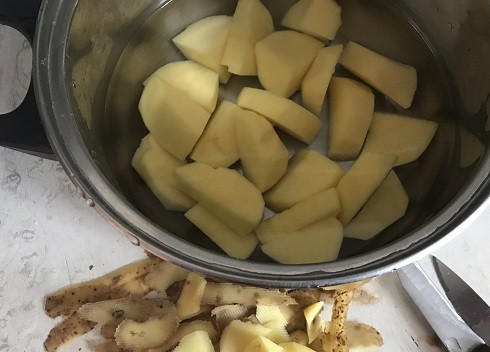 1. Этап. Постные картофельные вафли: 2. Первым делом очистим и нарежем картофель. Его необходимо отварить до мягкости. Чем мельче вы его нарежете, тем быстрее он сварится.