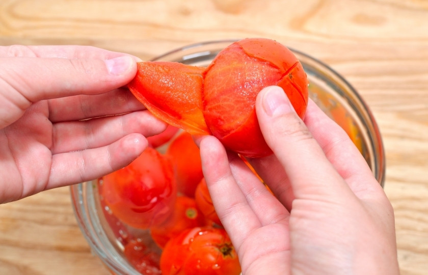 1. Этап. Соус сальса на зиму: Помидоры нужно почистить от кожицы. Для этого опустите их на две минуты в кипяток. Затем снимите кожицу.