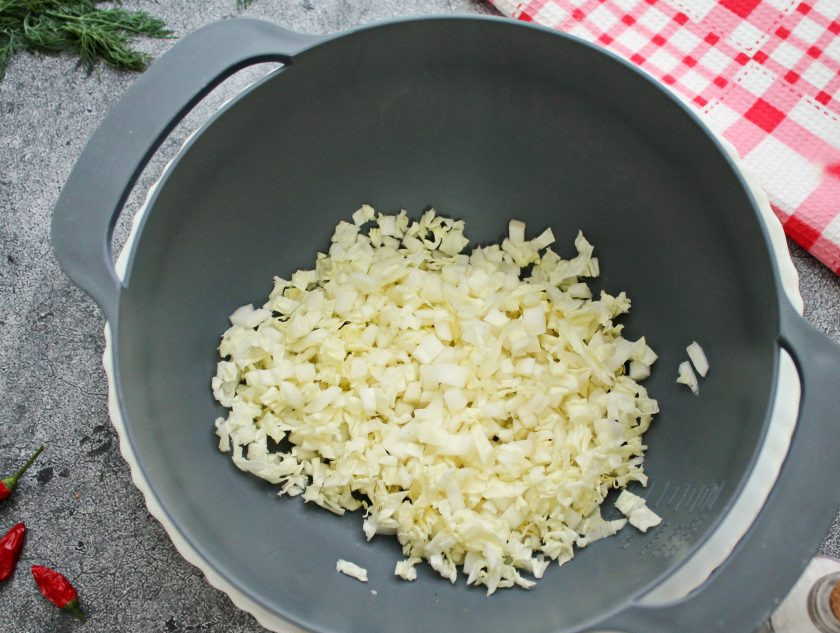 1. Этап. Салат с курицей в грейпфруте: Пекинскую капусту порежьте мелким кубиком и выложите в салатник.