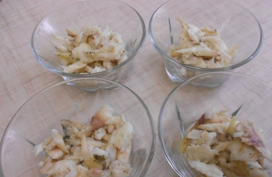 1. Этап. Желе рыбное: Отделаем мясо от костей и раскладываем по формам.