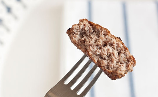 1. Этап. Диетические котлеты из говядины: 7. Рецепт приготовления диетических котлет из говядины практически закончен. Осталось снять готовые котлеты и подавать их к столу. Они получаются нежными, сочными и абсолютно не рыхлыми.