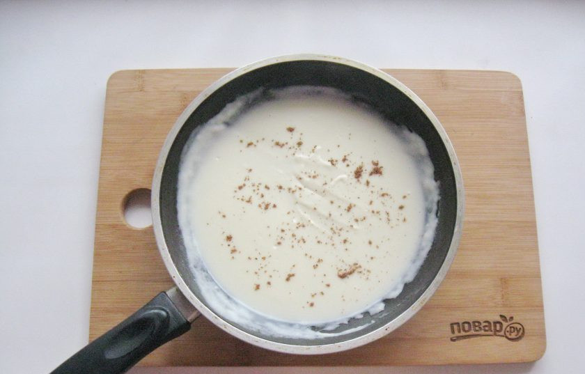 1. Этап. Белый соус: Добавьте соль и мускатный орех по вкусу. Можно поперчить.