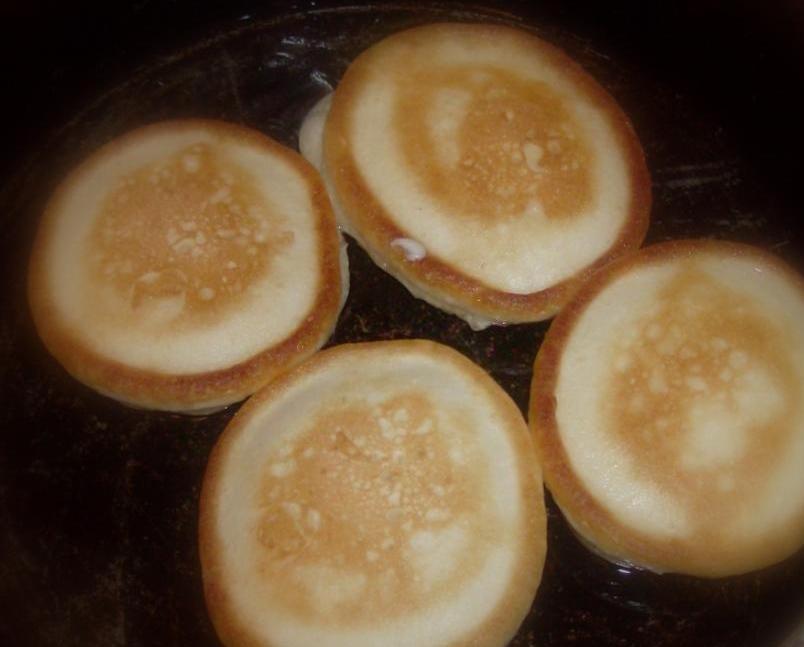 1. Этап. Оладьи на скорую руку: Обжариваем с двух сторон до золотистого цвета. Готовые оладьи можно подавать как со сметаной, так и с вареньем, как вам больше нравится.