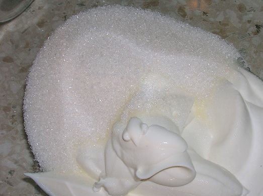 1. Этап. Торт Разбитое стекло: Затем нагрейте желатин на медленном огне, постоянно помешивая, до полного его растворения. Сметану смешайте с сахаром и желатином.