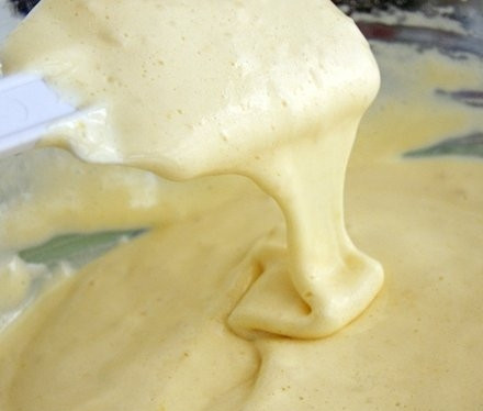 1. Этап. Бисквитный торт с творогом: Смешиваем просеянную муку с другой третьей частью стакана сахара. Всыпаем стакан муки, половину пачки ванилина и растираем хорошенько. Постепенно выкладываем взбитый белок, перемешивая ложкой или венчиком. Миксером пользоваться не стоит.