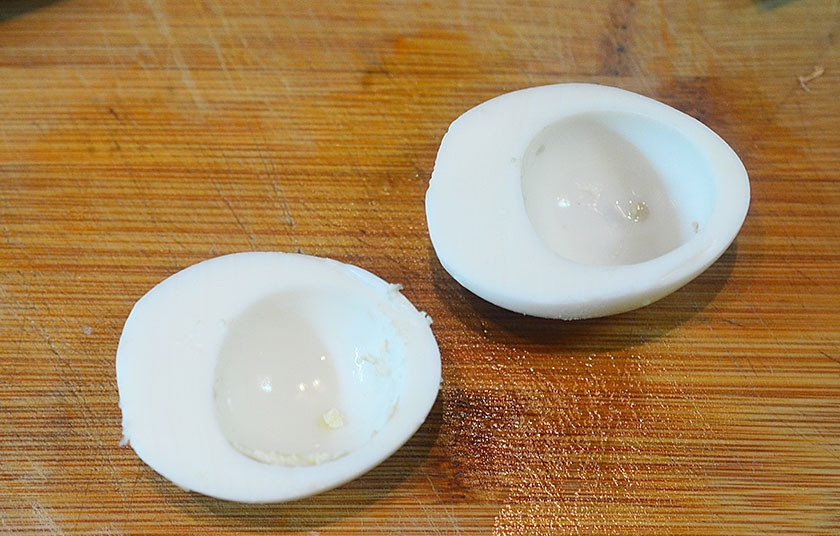 1. Этап. Ассорти из канапе: Второй вариант. Яйца разрежьте пополам, удалите желтки.