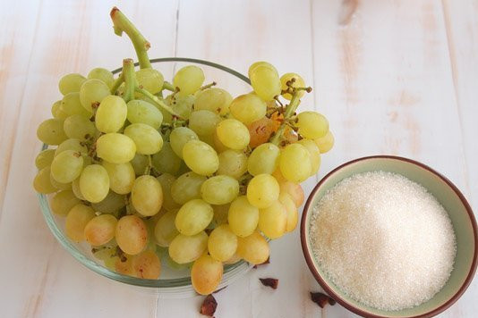 1. Этап. Виноград в сиропе: Для начала нам нужно очень хорошо промыть виноград под проточной водой и дать ему высохнуть.