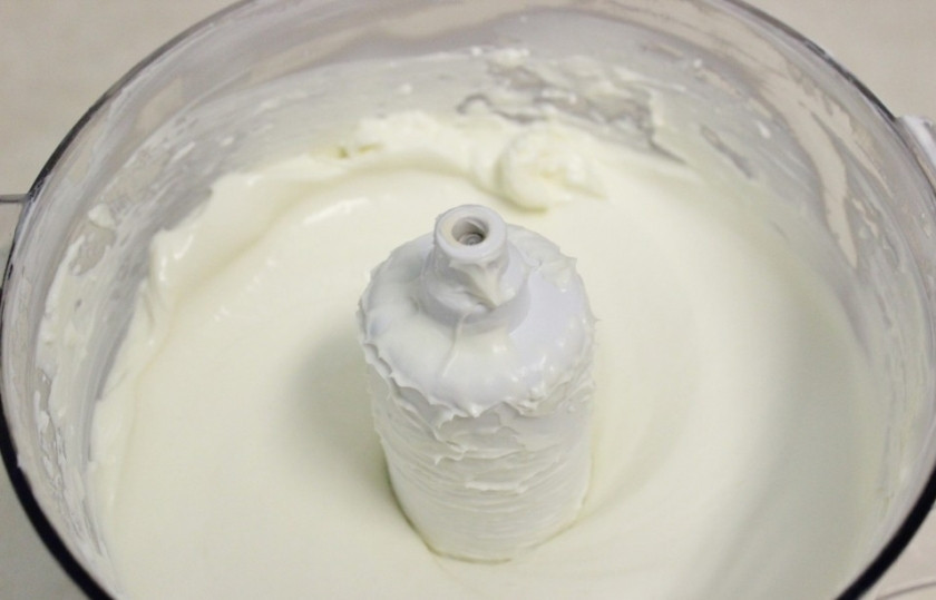 1. Этап. Торт с копченым лососем: В кухонном комбайне или миксером, смешайте сливочный сыр и сметану до однородной массы.