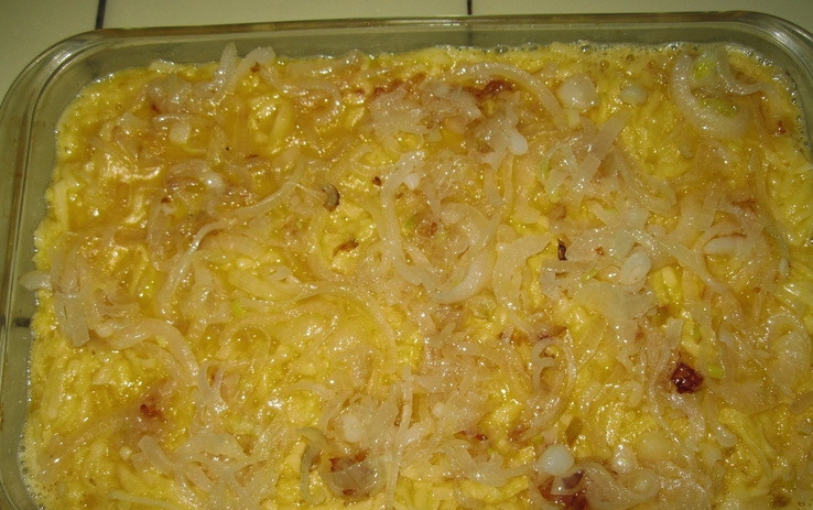 1. Этап. Картофельная запеканка с рыбным фаршем в духовке: Форму, в которой будет выпекаться блюдо, смажьте растительным маслом. Выложите на дно слой картофеля, затем - слой рыбы. Наверх уложите оставшийся картофель, натрите сыр. Лук произвольно порежьте и выложите наверх запеканки.