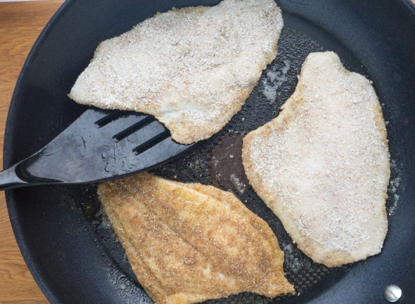 1. Этап. Панированная камбала с авокадо: На сковороде разогрейте масло. Обжарьте в нём камбалу, по 5 минут с обеих сторон.